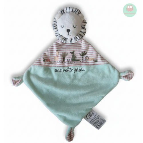 doudou_plat_lion,_vert,_blanc_raye,_yeux_fermes,_kangourou,_lama,_une_petite_photo,_mots_denfants